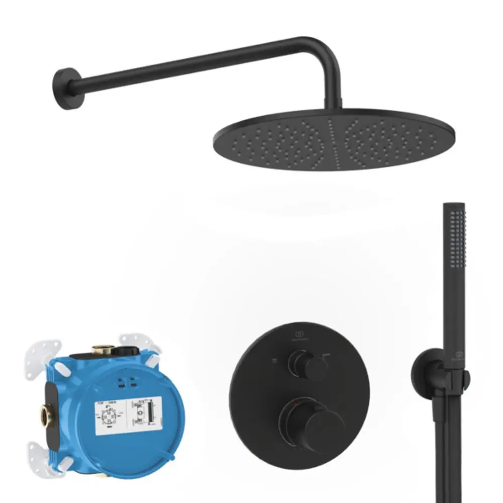 Schwarze Duscharmatur von Ideal Standard, bestehend aus einer regenerativen Regendusche, einem Handbrauseaufsatz, einem Steuerungselement und einem blauen Unterbau.